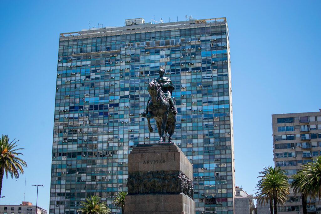 Em Montevidéu, Paola recomenda um passeio pela Cidade Velha, começando pela <b>Plaza Independência</b>, passando pela Puerta de la Ciudadela, que foi construída pelos espanhóis no século XVIII para a defesa da cidade murada.